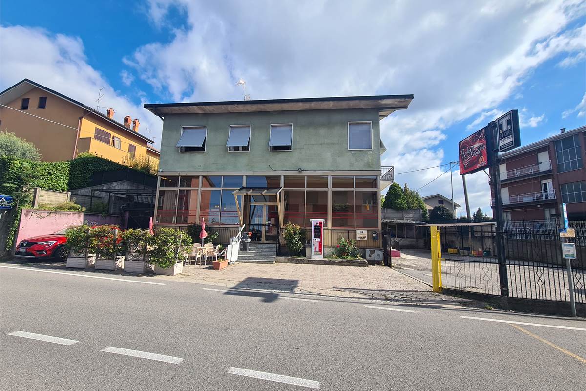 Casa indipendente con attività commerciale e appartamento 