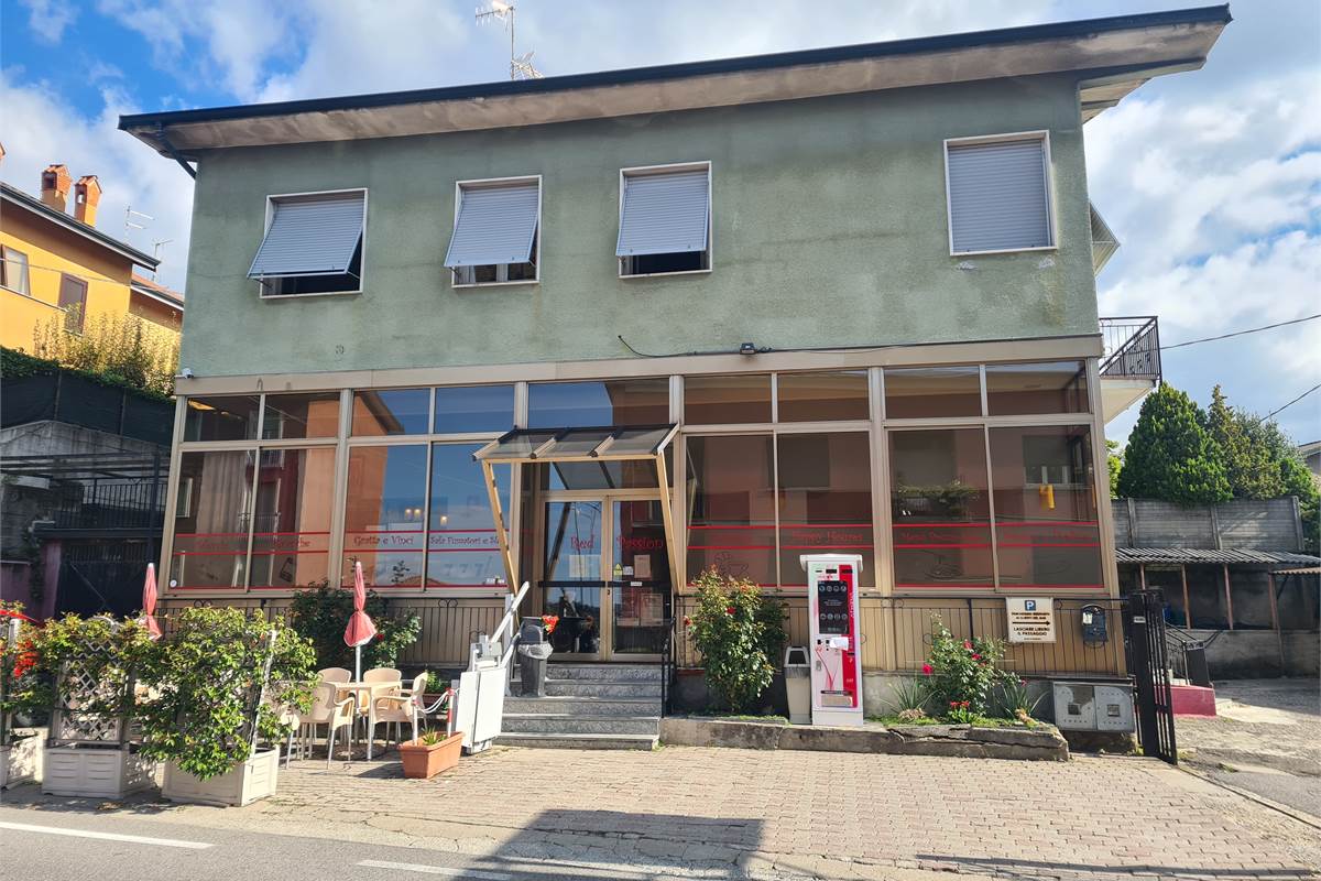 Casa indipendente con attività commerciale e appartamento 