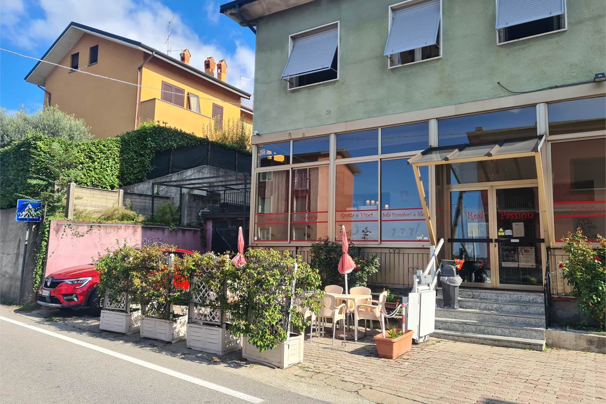 Casa indipendente con attività commerciale e appartamento 