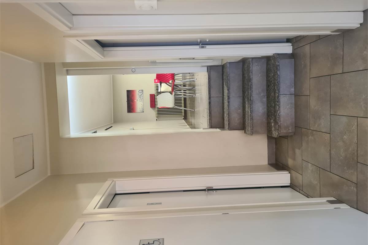 Casa indipendente con attività commerciale e appartamento 