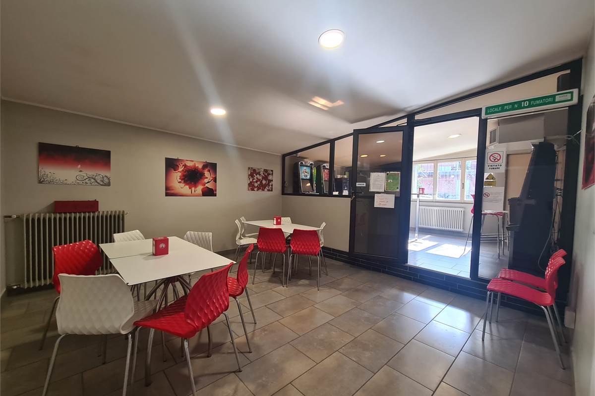 Casa indipendente con attività commerciale e appartamento 