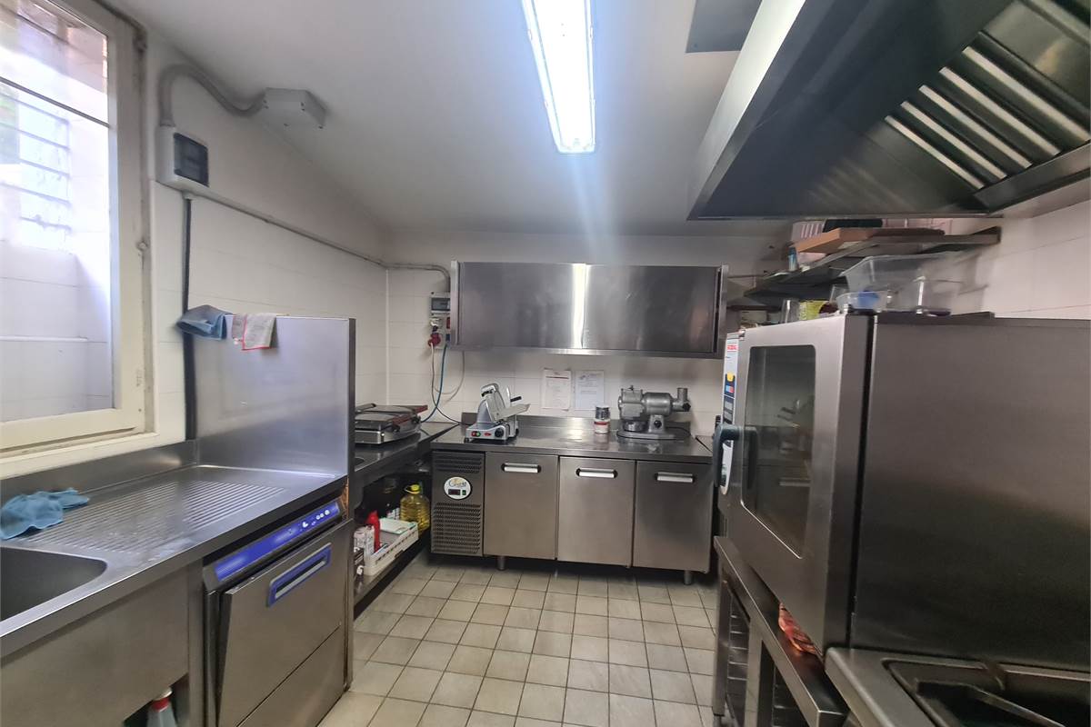 Casa indipendente con attività commerciale e appartamento 
