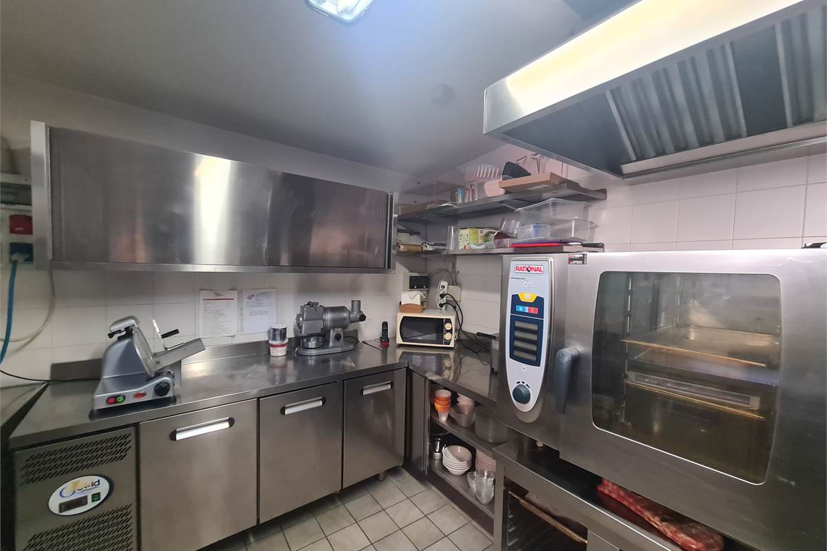 Casa indipendente con attività commerciale e appartamento 
