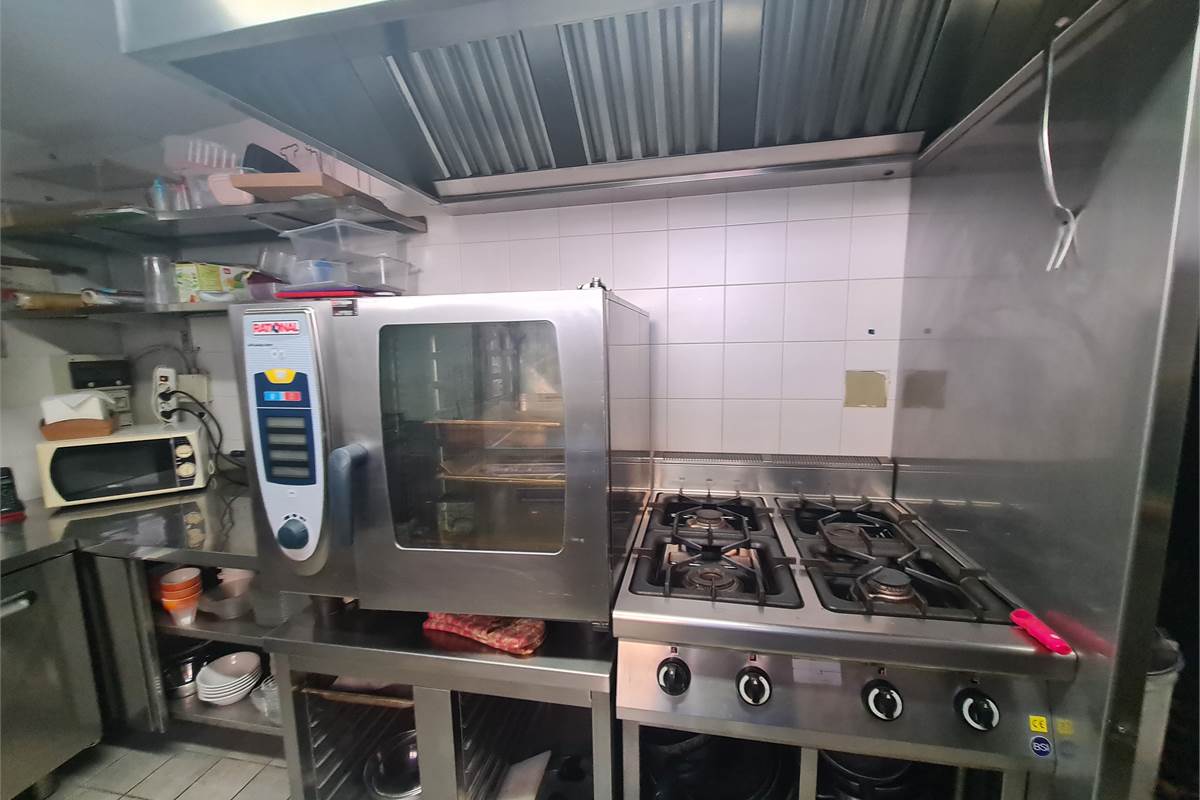 Casa indipendente con attività commerciale e appartamento 