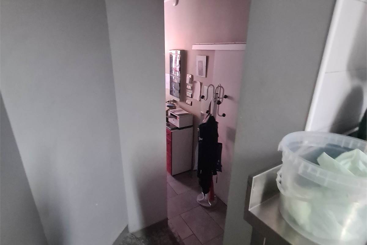 Casa indipendente con attività commerciale e appartamento 