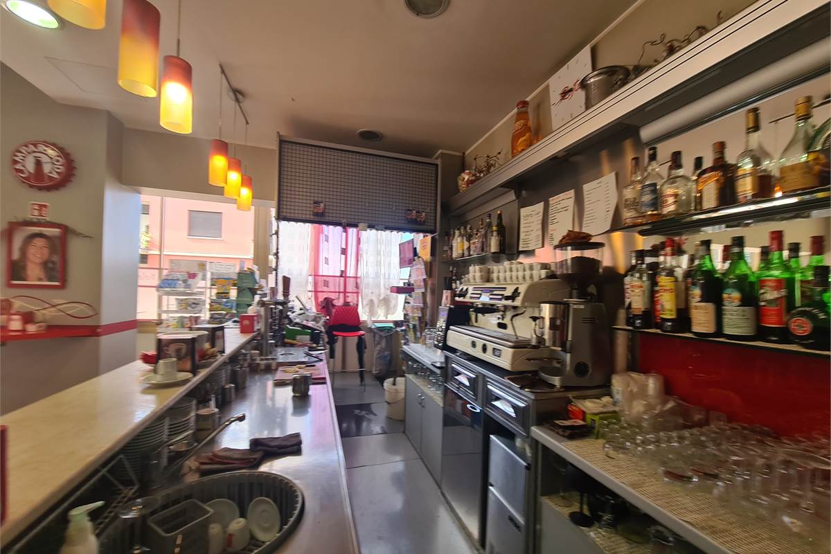 Casa indipendente con attività commerciale e appartamento 