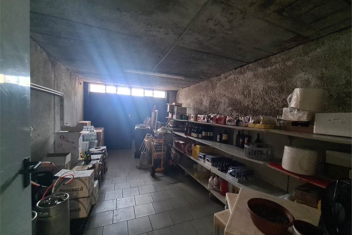 Casa indipendente con attività commerciale e appartamento 