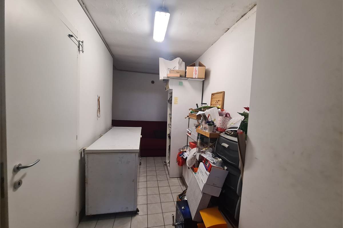 Casa indipendente con attività commerciale e appartamento 