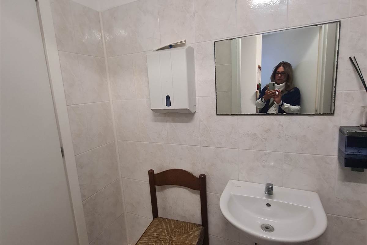 Casa indipendente con attività commerciale e appartamento 