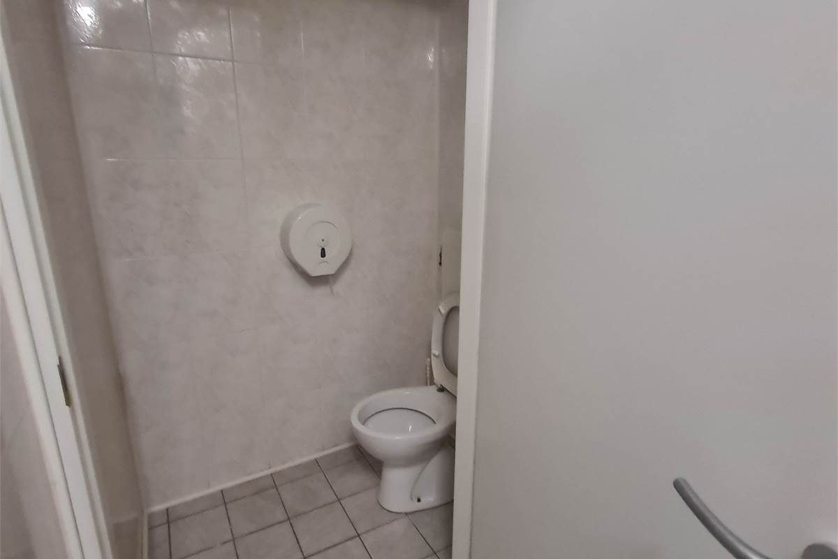 Casa indipendente con attività commerciale e appartamento 