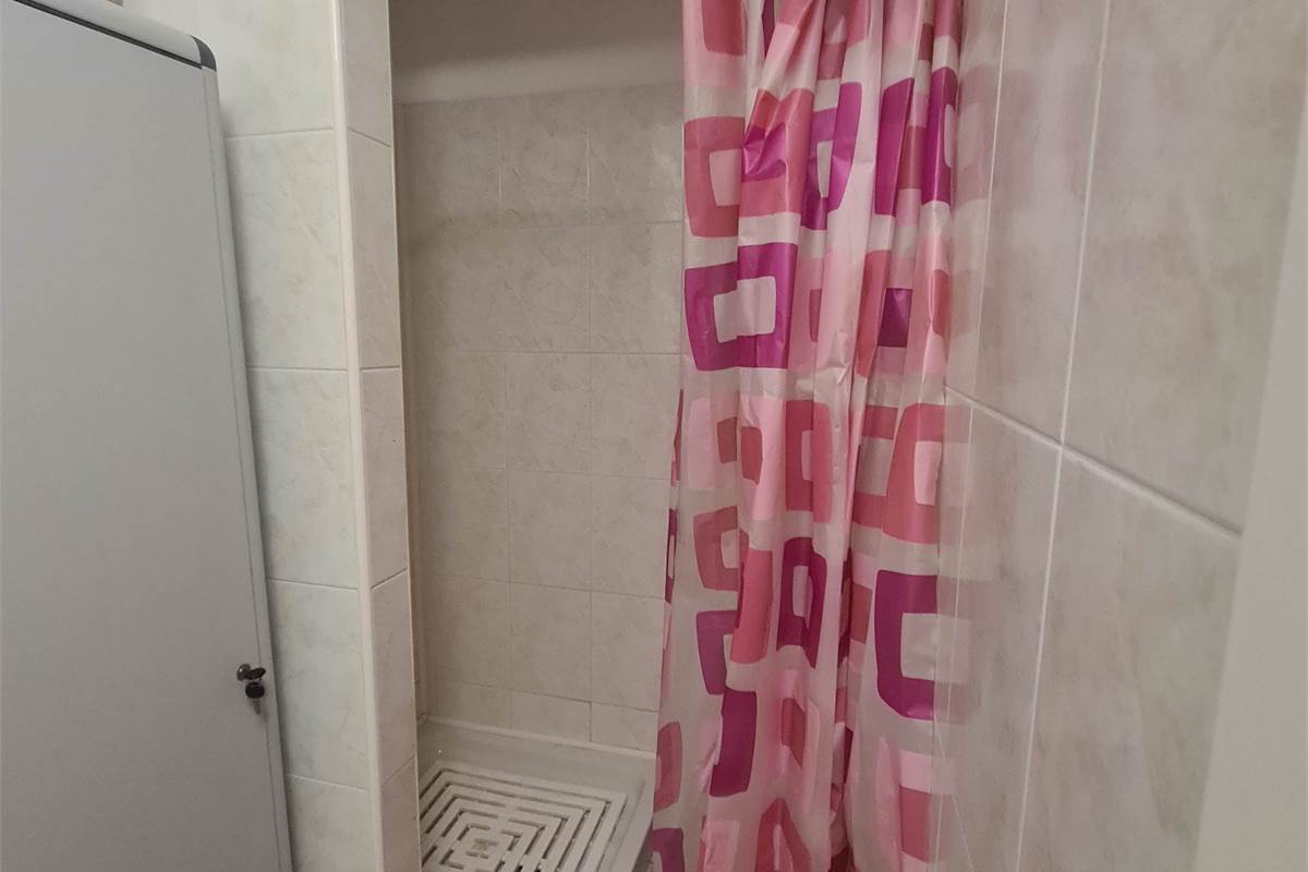 Casa indipendente con attività commerciale e appartamento 