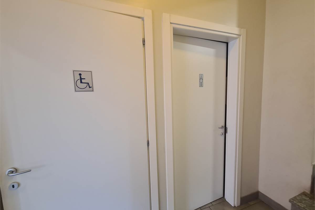 Casa indipendente con attività commerciale e appartamento 