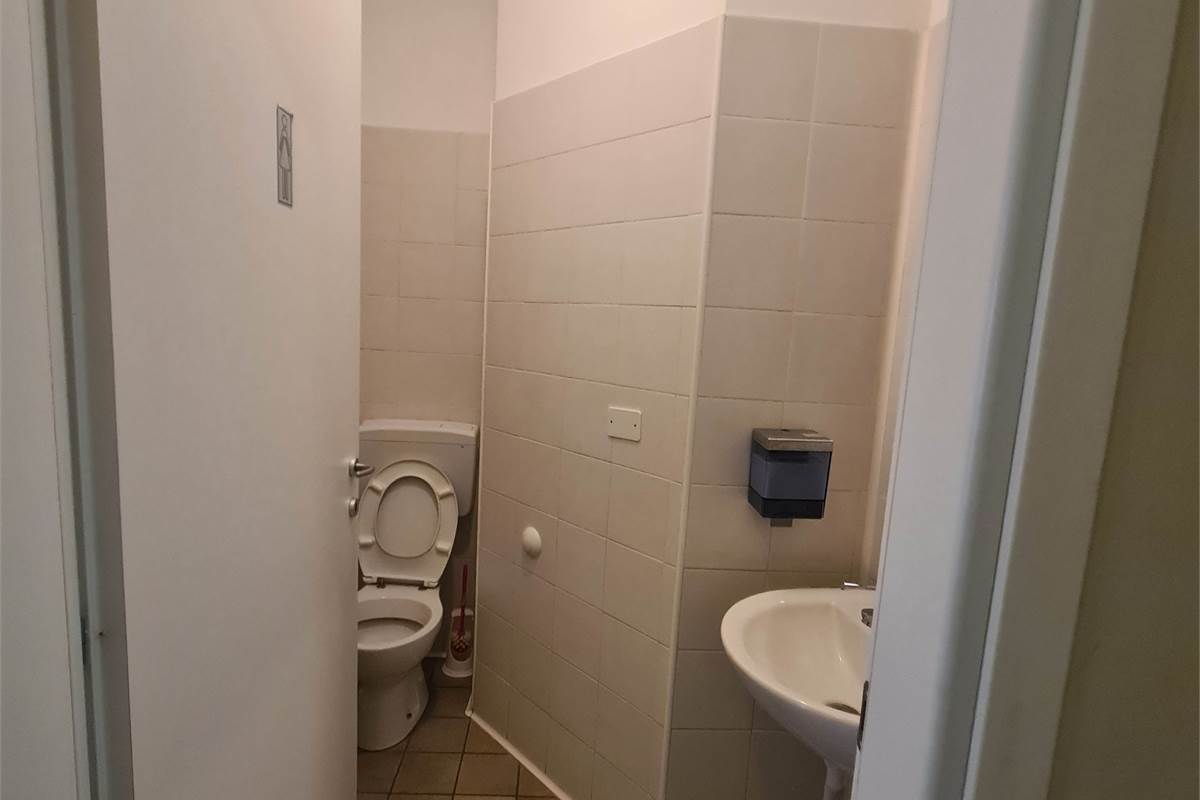 Casa indipendente con attività commerciale e appartamento 
