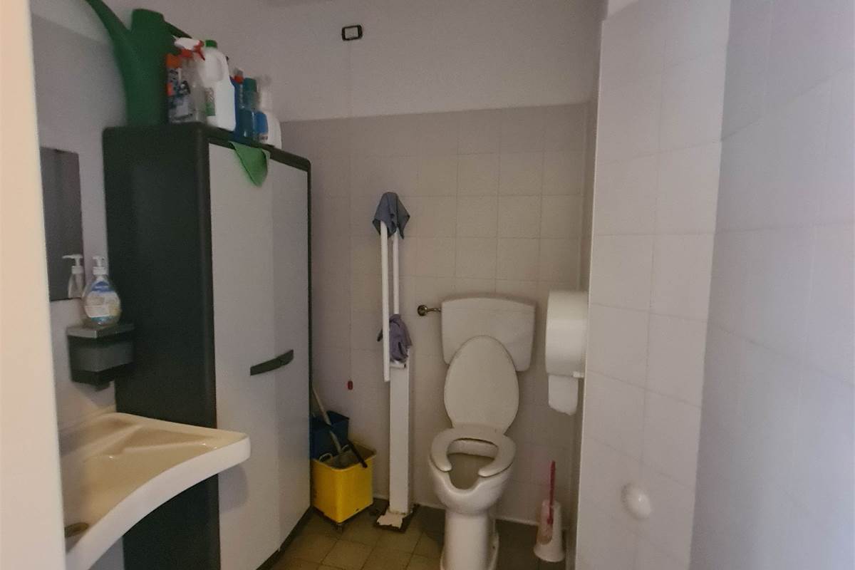 Casa indipendente con attività commerciale e appartamento 