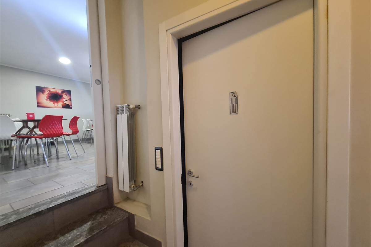 Casa indipendente con attività commerciale e appartamento 