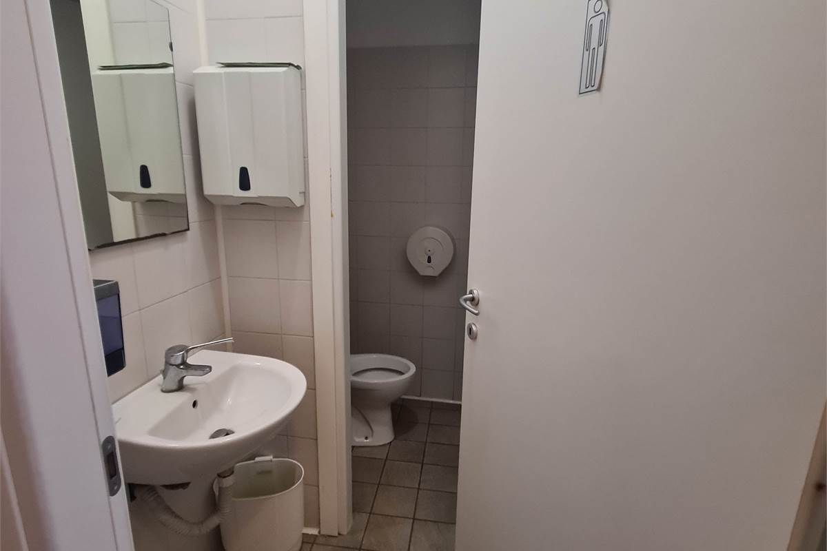 Casa indipendente con attività commerciale e appartamento 