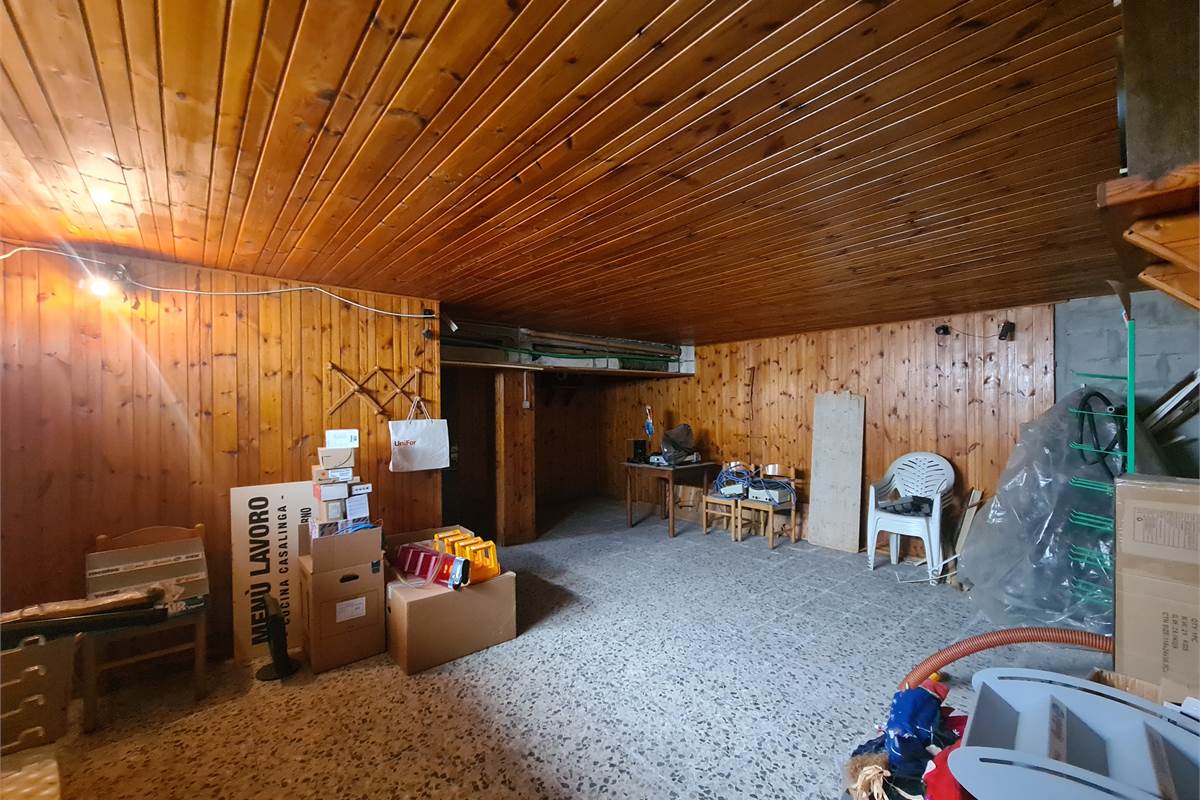 Casa indipendente con attività commerciale e appartamento 