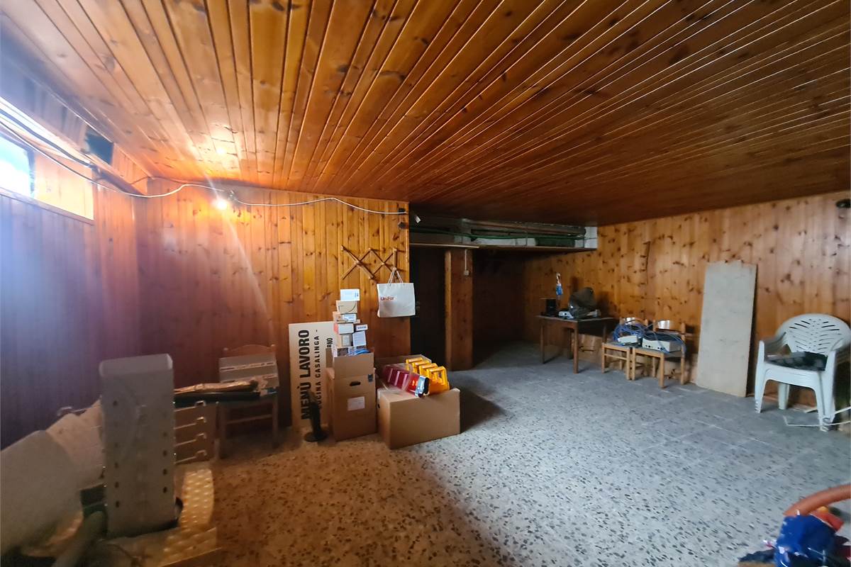 Casa indipendente con attività commerciale e appartamento 