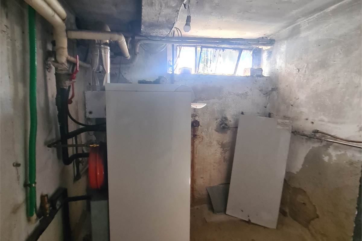 Casa indipendente con attività commerciale e appartamento 