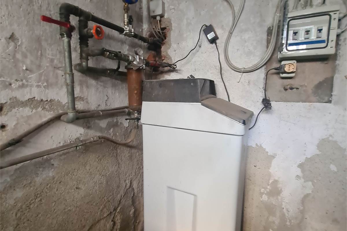 Casa indipendente con attività commerciale e appartamento 