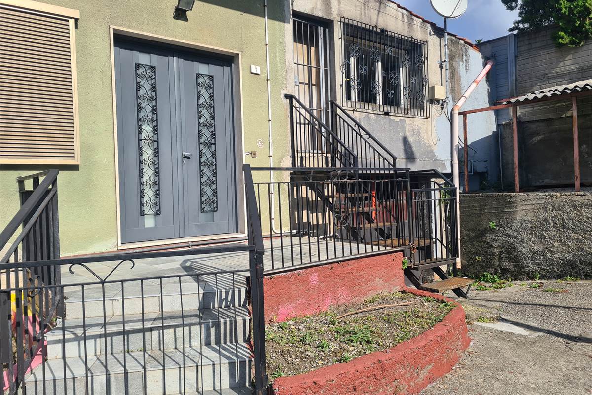 Casa indipendente con attività commerciale e appartamento 