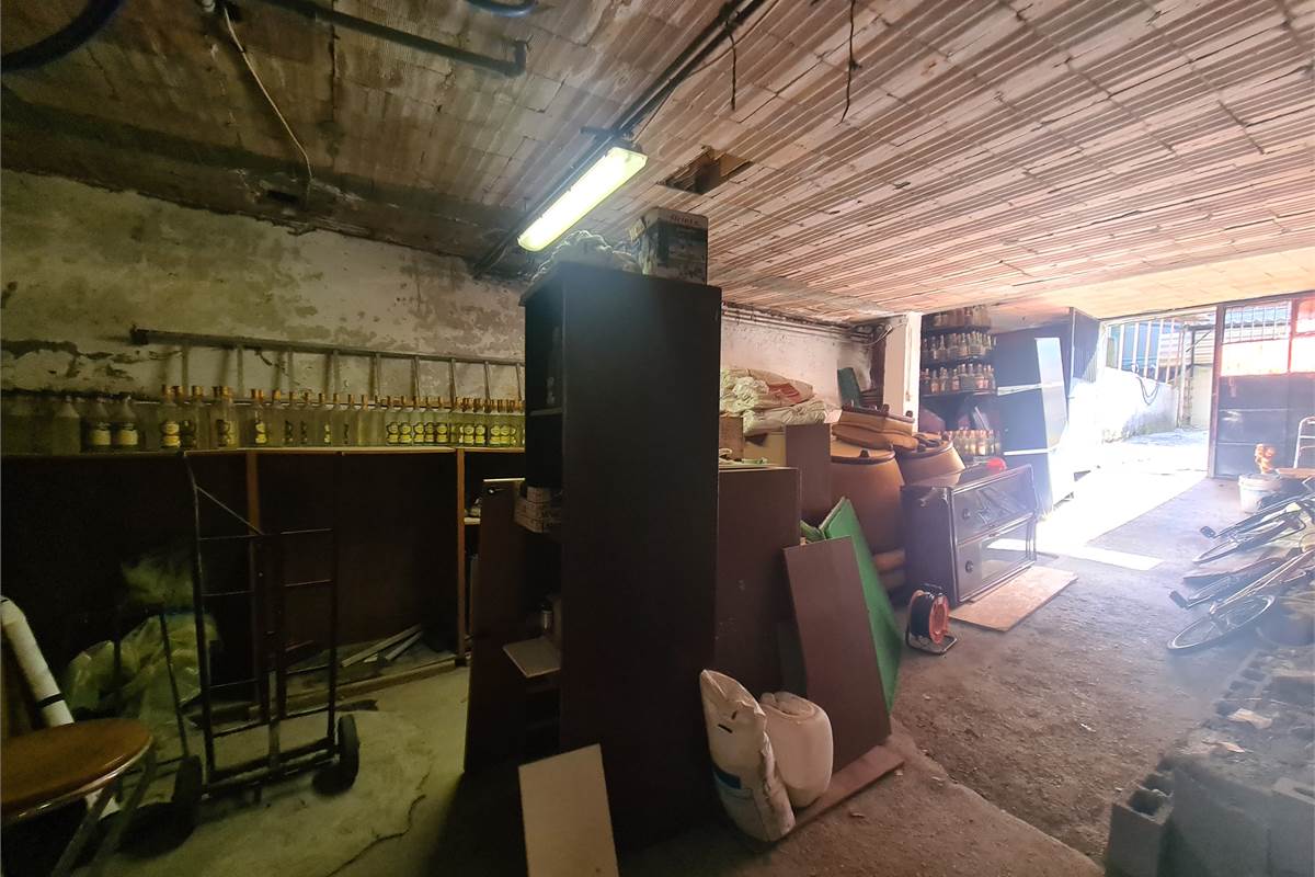 Casa indipendente con attività commerciale e appartamento 