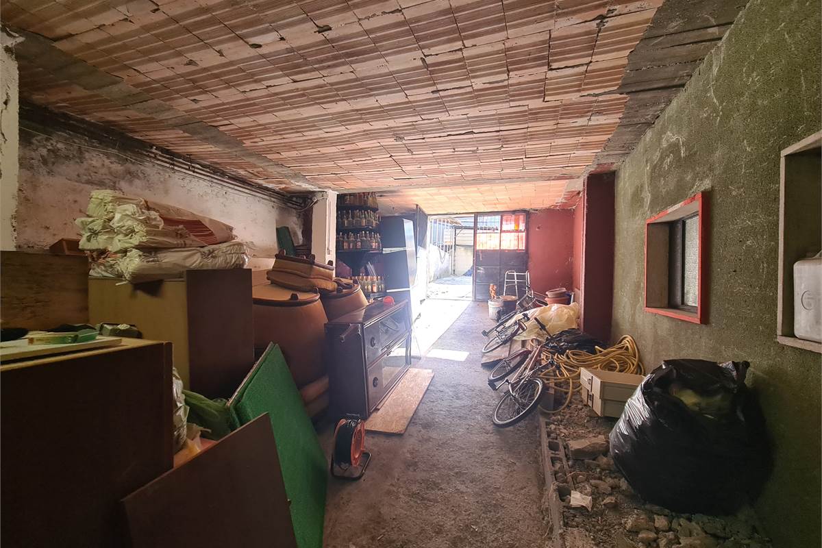 Casa indipendente con attività commerciale e appartamento 