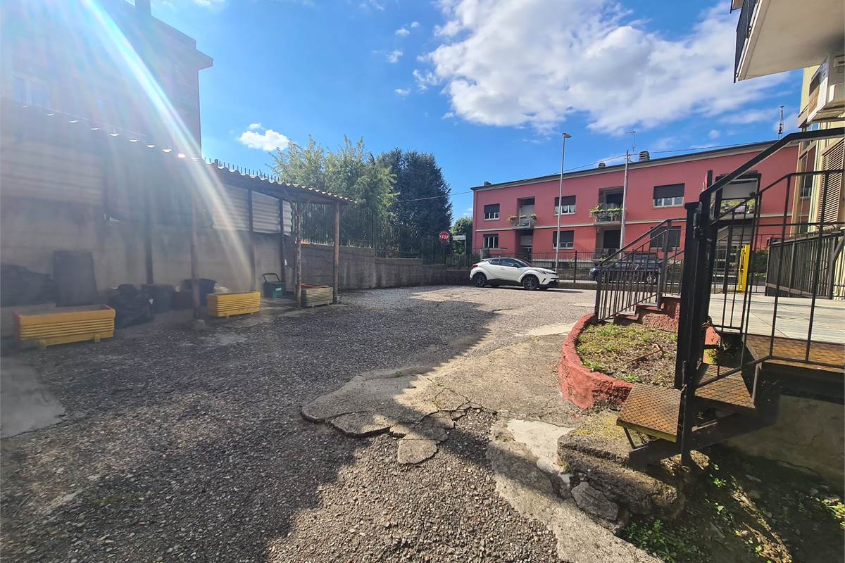 Casa indipendente con attività commerciale e appartamento 