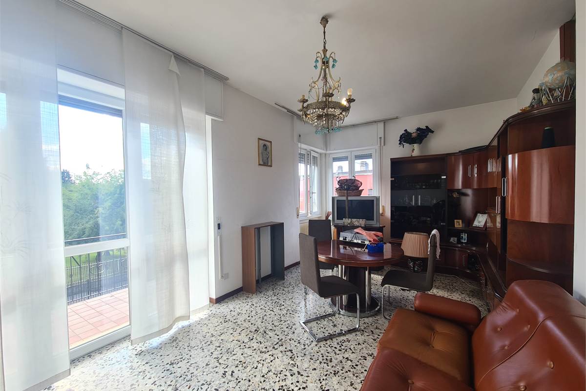 Casa indipendente con attività commerciale e appartamento 