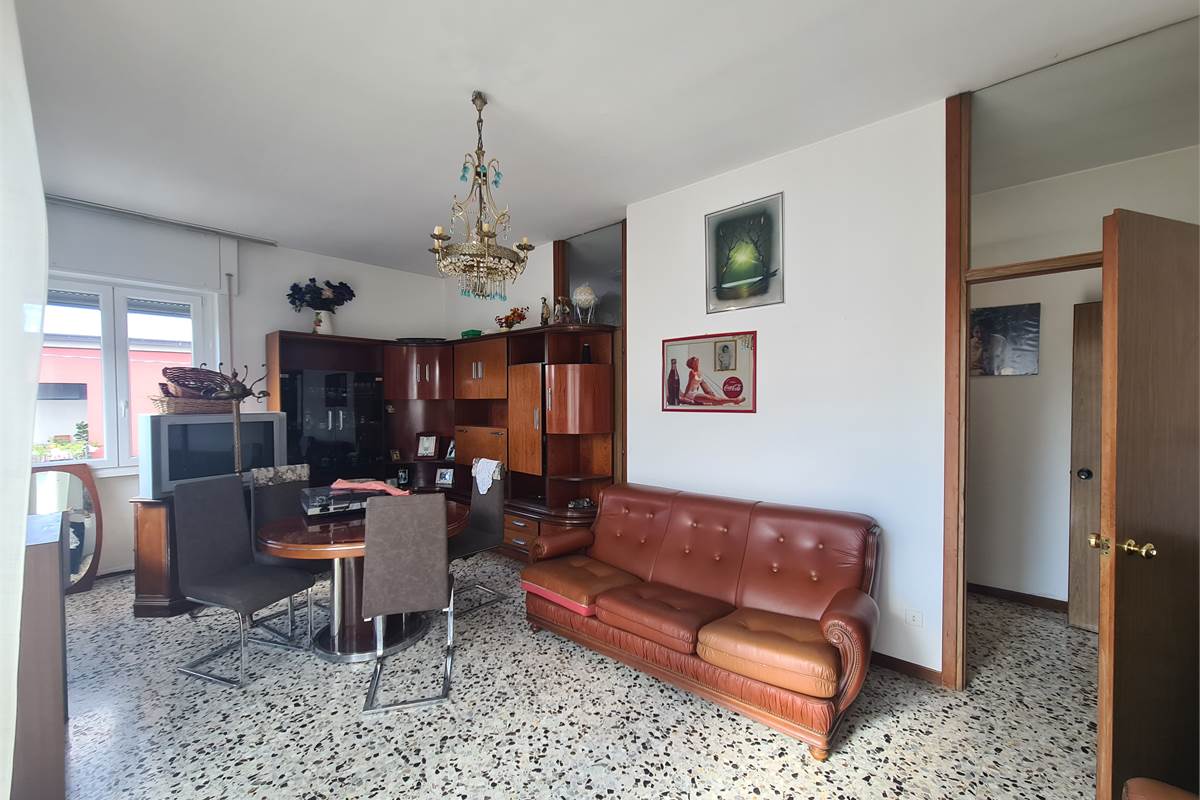Casa indipendente con attività commerciale e appartamento 