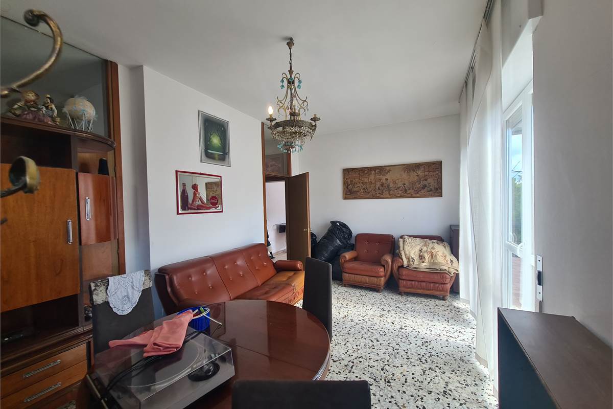 Casa indipendente con attività commerciale e appartamento 