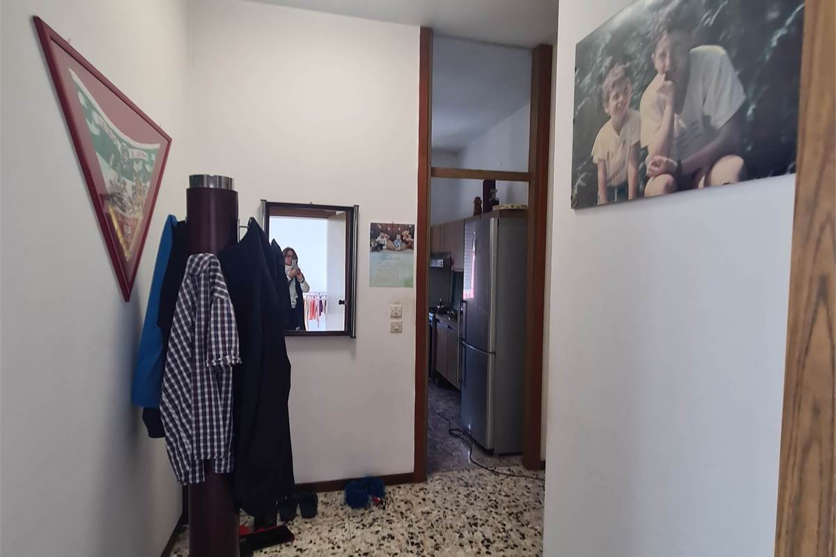Casa indipendente con attività commerciale e appartamento 