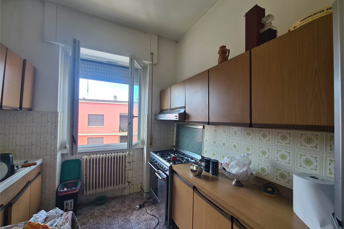 Casa indipendente con attività commerciale e appartamento 