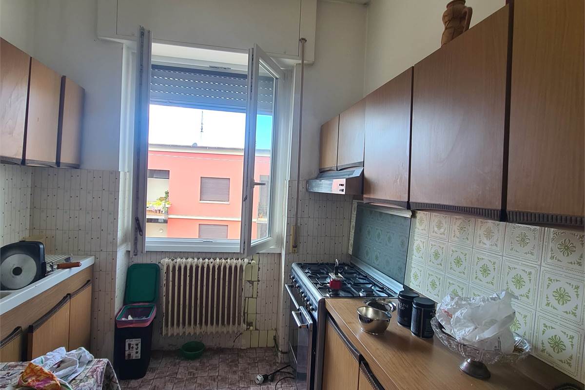 Casa indipendente con attività commerciale e appartamento 