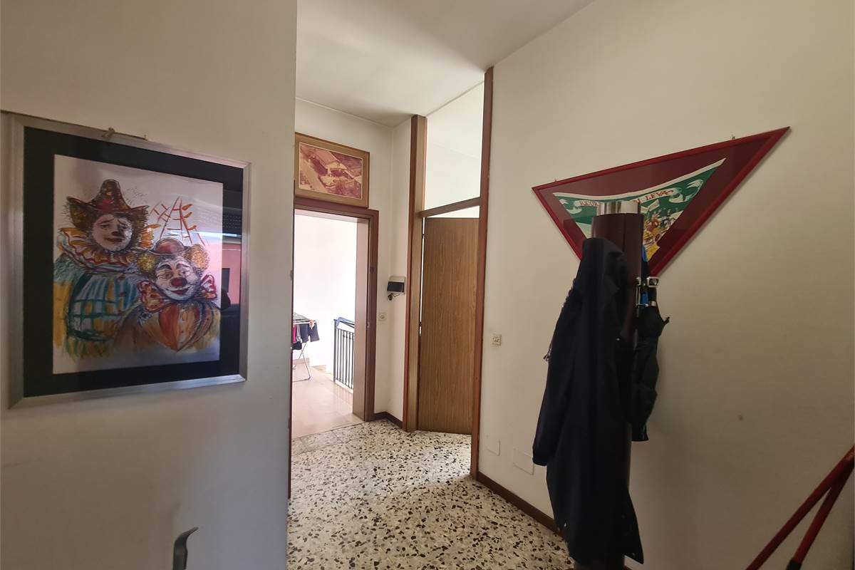 Casa indipendente con attività commerciale e appartamento 