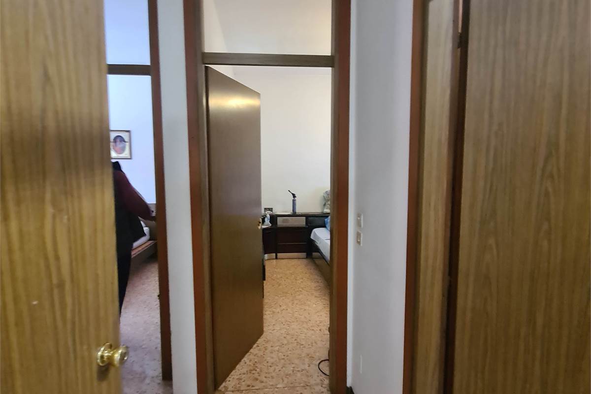 Casa indipendente con attività commerciale e appartamento 