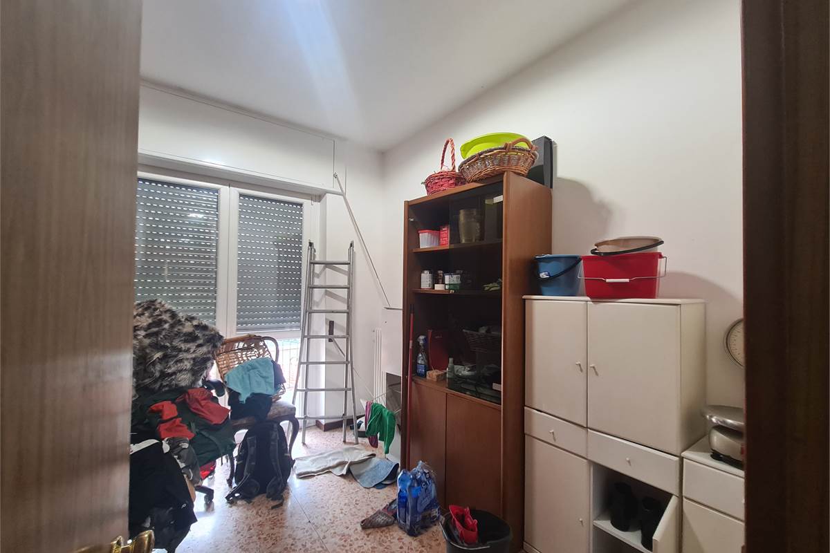 Casa indipendente con attività commerciale e appartamento 