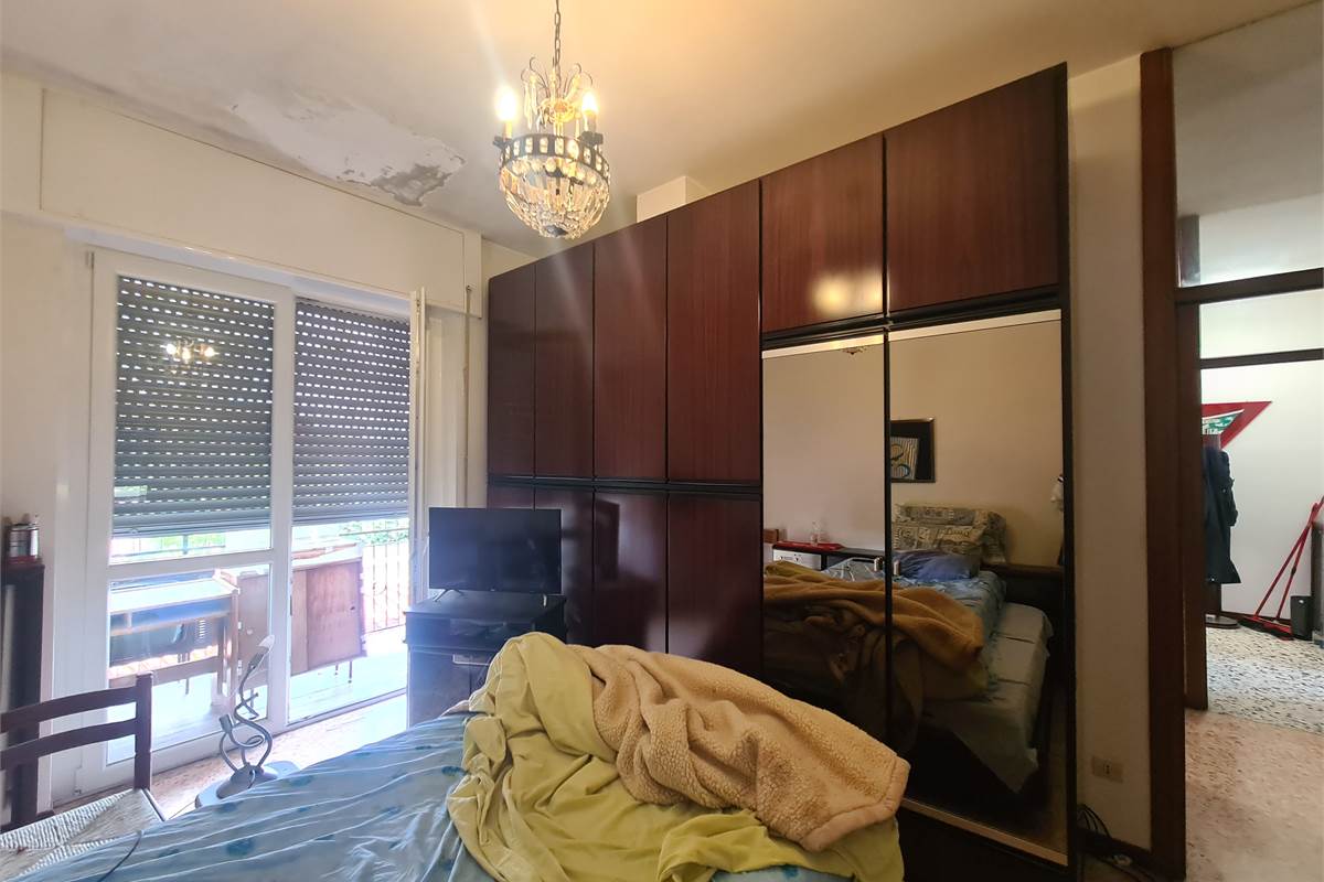 Casa indipendente con attività commerciale e appartamento 
