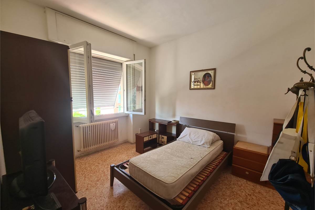 Casa indipendente con attività commerciale e appartamento 
