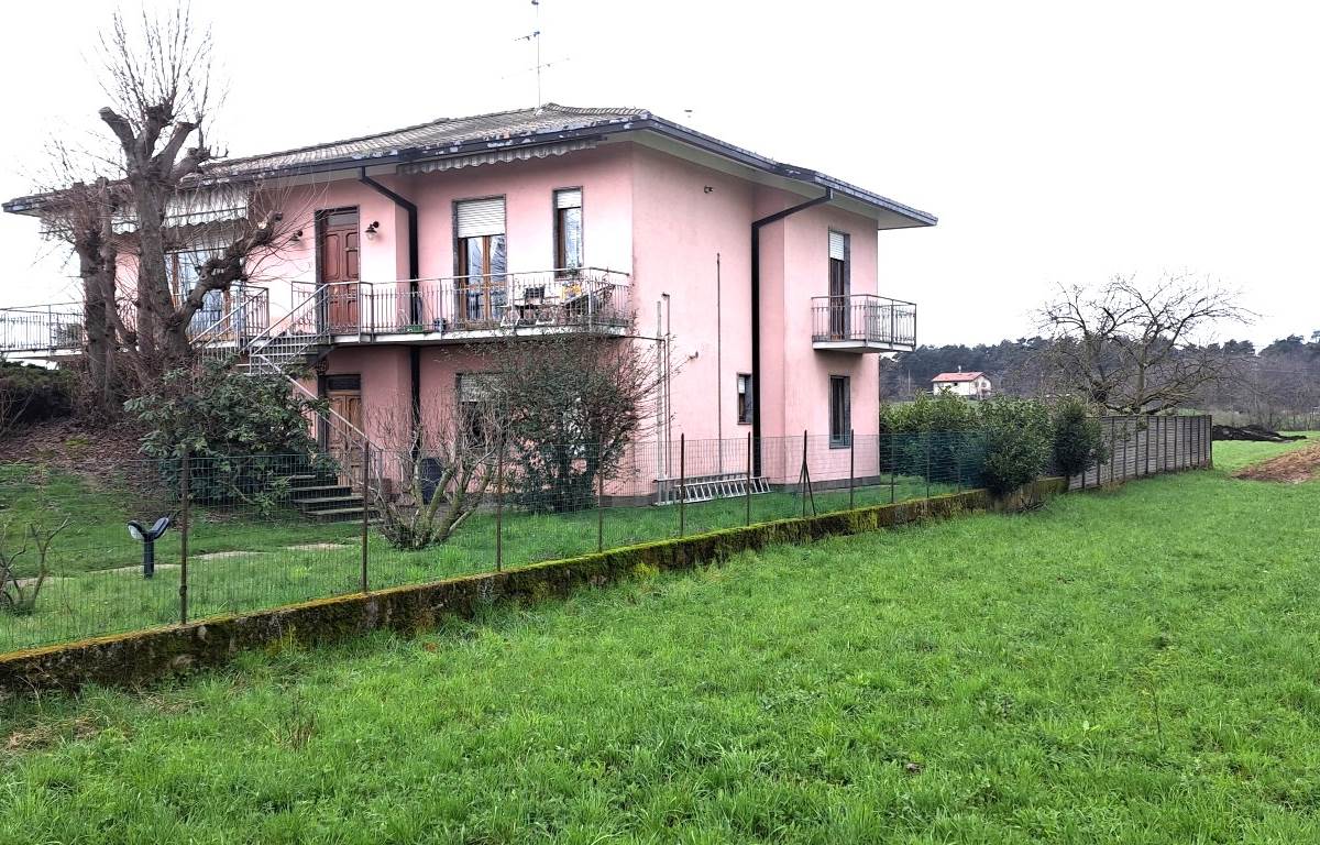 Villa Bifamiliare In Vendita a Appiano Gentile