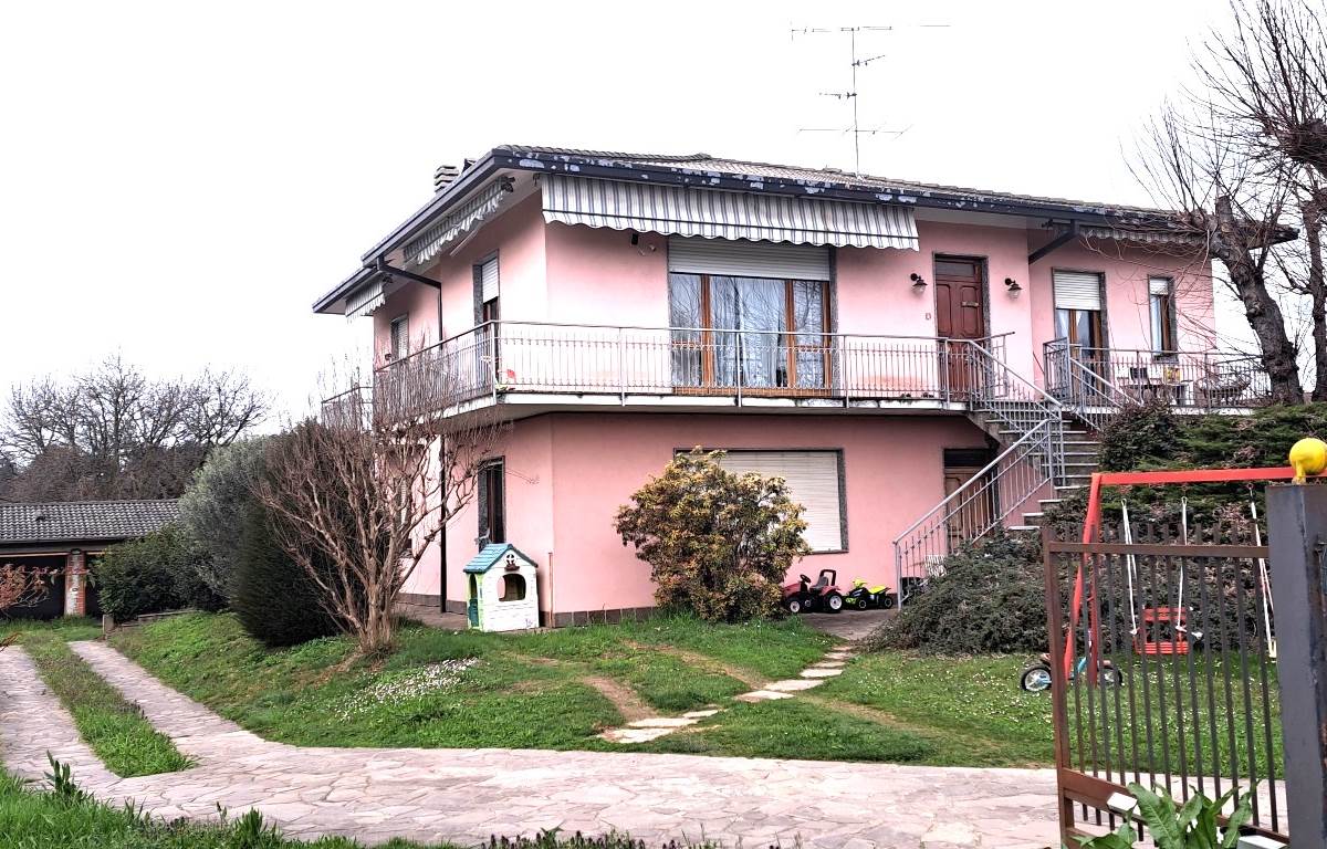 Villa Bifamiliare In Vendita a Appiano Gentile