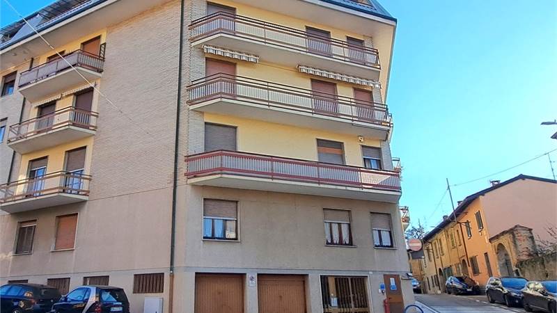 ultimo piano 3 locali e servizi
