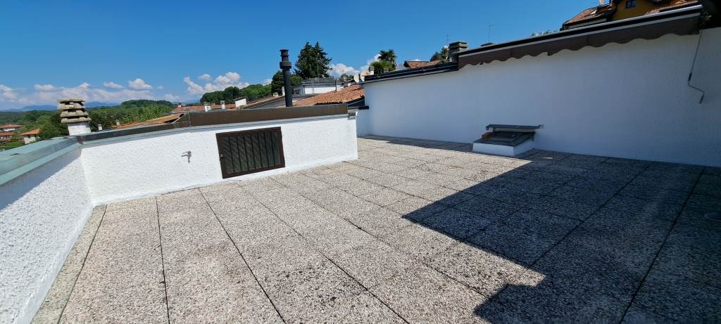 appartamento con terrazzo e box