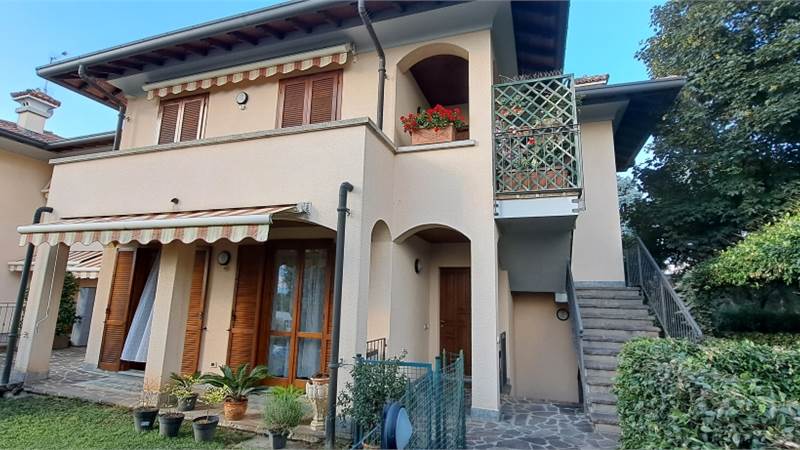 affittasi arredato 3 locali e 2 servizi