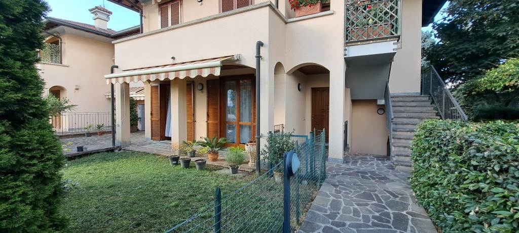 affittasi arredato 3 locali e 2 servizi