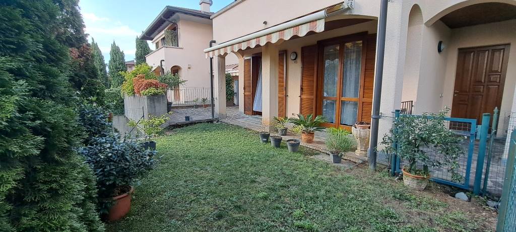 affittasi arredato 3 locali e 2 servizi