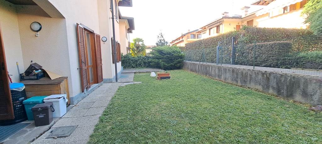 affittasi arredato 3 locali e 2 servizi