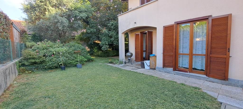 affittasi arredato 3 locali e 2 servizi