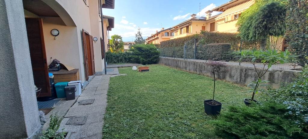 affittasi arredato 3 locali e 2 servizi