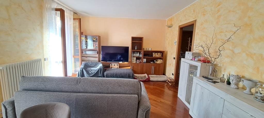 affittasi arredato 3 locali e 2 servizi